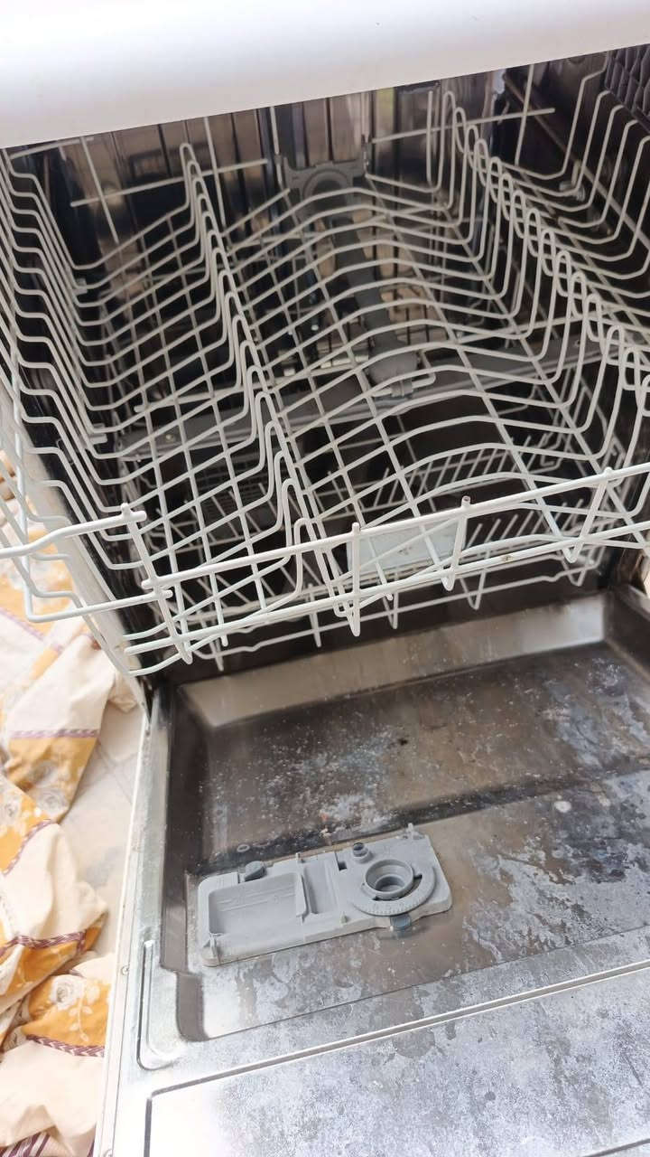 غسالة صحون بيكو انفيرتر بيها كسر باليدة مال باب شغالة بدون اي عيوب السعر ١٥٠ الف نهائي 
الموقع بغداد 
اي ستفسار خاض


**إذا كنت صاحب هذا الإعلان وتريد حذفه لأي سبب، رجاءا أرسل رسالة إلى الدعم الفني**