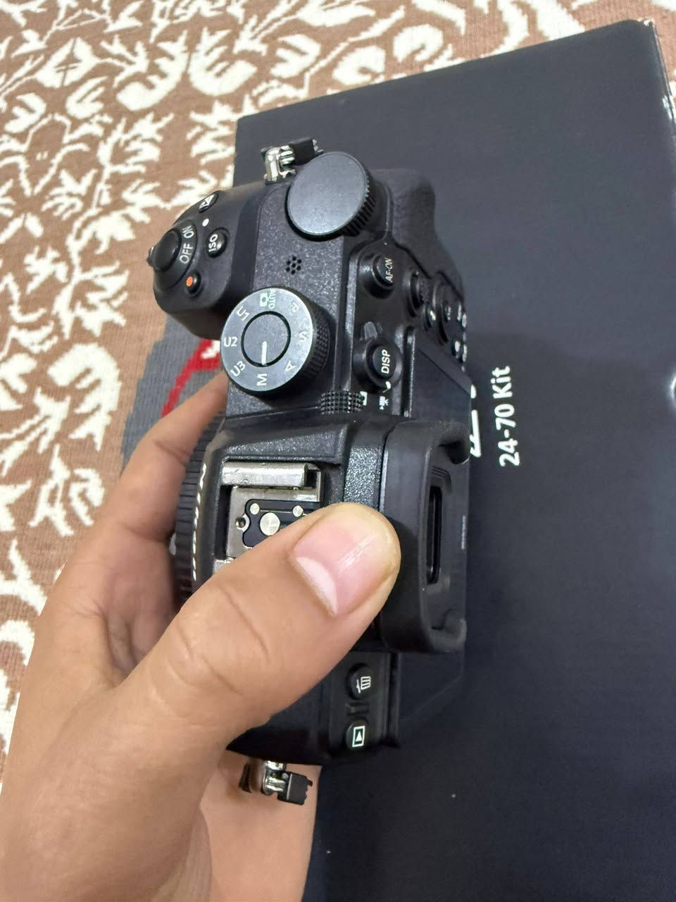 كامره نيكون زد ڤايف للبيع
ملحقات كامله.............. 
. شاحنه
.بطارية اصلية
.كارتونه الاصلي
.حزام الكامرة
السعر:مليون واربعميه قفل🔒
نضافة الكامره 100/100
كما موضح بل صور
بدي فقط. 
للستفسار:***********
