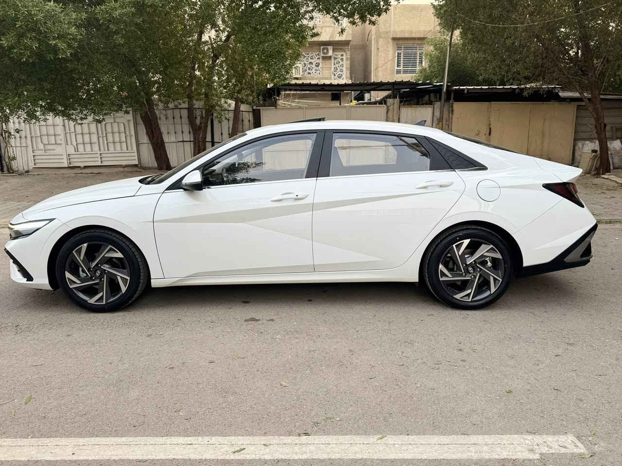 ⸻
🚗 هيونداي إلنترا 2024 🇨🇳 تجميع صيني – فول مواصفات

مستخدمة عداد28 ألف كم فقط ✅

رقم أربيل جديدوكالة أو تحويل ثاني يوم

📜 كفالة عامة من التبديل وللصبغ والبارد

👀 كفالع عامه من كلشي والسونار بالمنشور

🔹 محرك 1500 دبل نوزل اقتصادي
🔹 بصمة تشغيل
🔹 فتحة سقف
🔹 شاشة 
🔹 كاميرا خلفية
🔹 حساسات أمامي وخلفي
🔹 سايد بريك كهرباء
🔹 Auto Hold
🔹 Drive Mode
🔹 إضاءة LED نهارية + لايت زينون
🔹 تبريد خلفي 

السعر: 145ورقة وبي مجال بسيط 

رقم الهاتف:*********** 

📍 الموقع: بغداد
