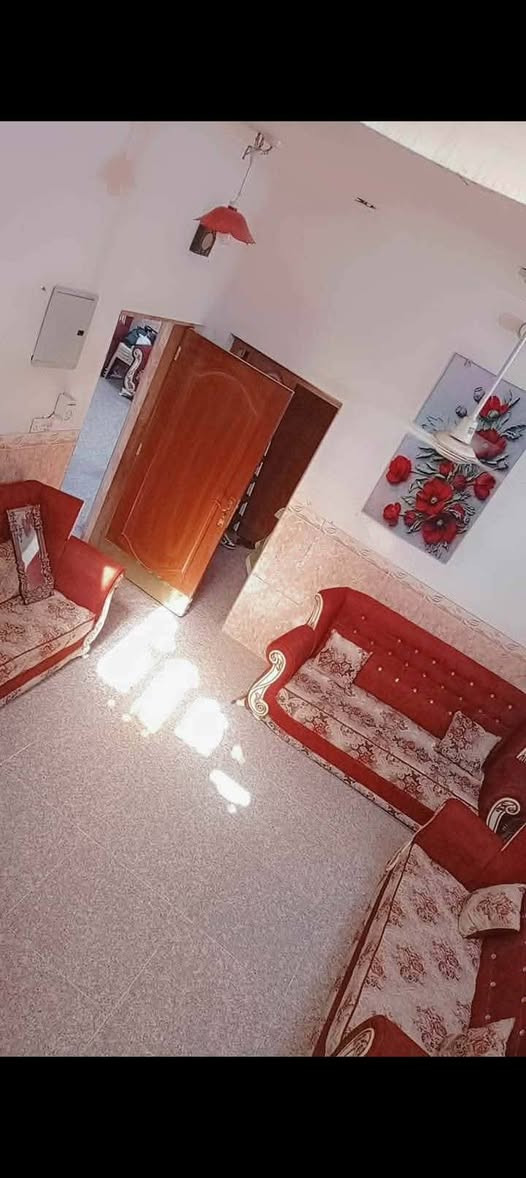 الطابق الاول صالة واستقبال وغرفة نوم وصحيات

الطابق الثاني صالة و٣ غرف نوم  غرفتين وحدة عالثانية الباب مشترك
وصحيات بعدها مكاملة
الطابق الثالث بيتونة وسطح
مساحته 127متر مربع ركن ع شارعين
زين قوس شازع الكفاح
الاستفسار الاتصتل
***********
