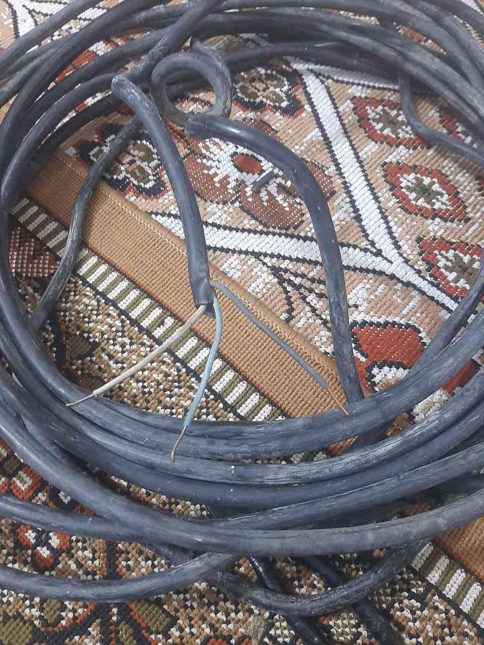 سلام عليكم كيبلين للبيع واحدثلاثي واحدثنائي طول ١٦مترالواحدتواصل عل رقم بي واتساب***********
