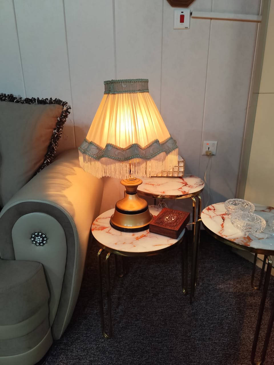 مصباح طاولة عتيق بتصميم كلاسيكي هوليوود ريجنسي ، يتميز بقاعدة ذهبية مع تفاصيل سوداء وعاكس ضوء مزين بشرابات ارتفاع 57 سم السعر 35 واصل


**إذا كنت صاحب هذا الإعلان وتريد حذفه لأي سبب، رجاءا أرسل رسالة إلى الدعم الفني**