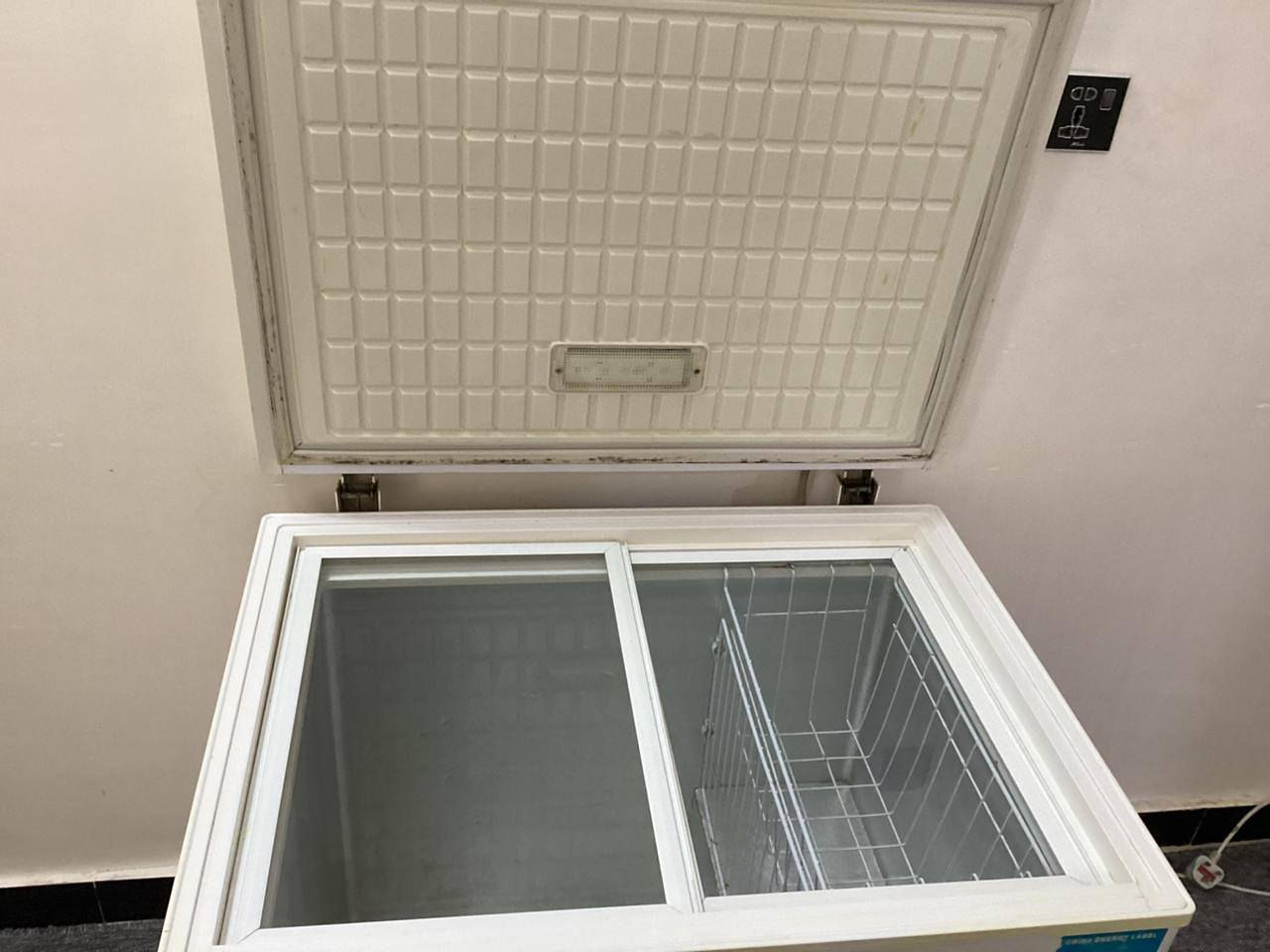 السلام عليكم
مجمده للبيع نضافه 90/100  السعر 175 وبيها مجال 

للتواصل ***********
