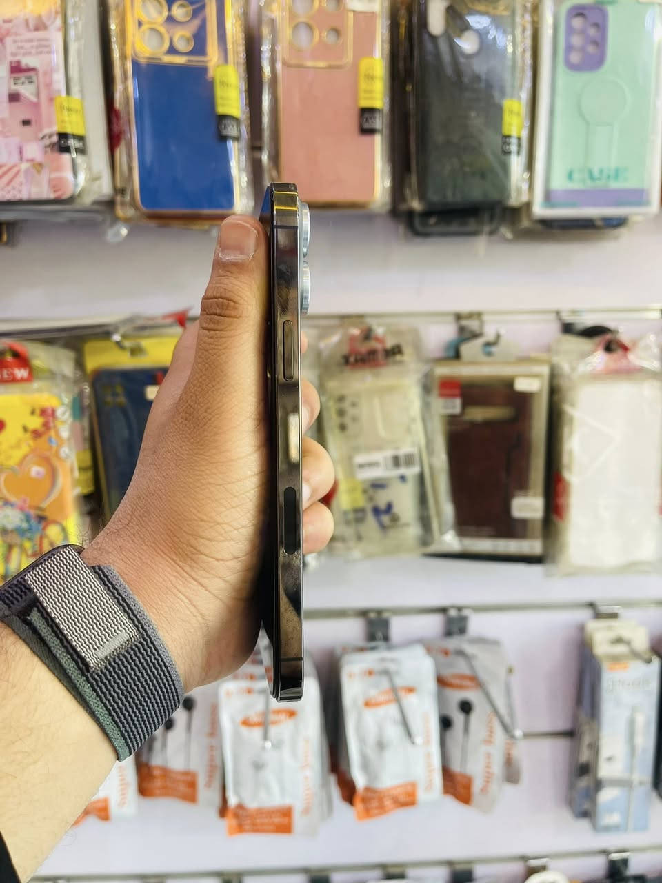 السلام عليكم 🫡
للبيع iPhone 13 pro Max
ذاكره 512 
بطاريه 100‎%‎ مبدله اصليه
نموذج M لون الفيلي 
نضافه 90‎%‎ كله شغال مابيه اي خلل فقط مبدل شاشه اصليه اصليه مو عاديه وكامره كله شغال فيس ايدي اتصال انترنيت كامرات صوت فرمته كله شغال السعر قفل 410 مكاين بغداد مدينه الصدر رقمي ***********
