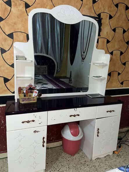 سلام عليكم
غرفة للبيع تركي مستخدمة قليل  السرير مخزن الكنتور ٨بيبان   ٥قطع 
السعر خاص *********** او اتصال
