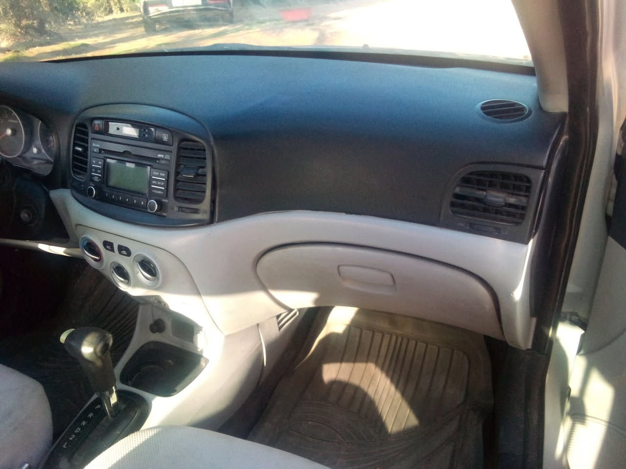 اكسنت 2009 للبيع سلافريه مصبوغه عام كير ومكينه مكفولات رقم بغداد تدفه شغاله السعر 77وبهه مجال للشراي ***********
