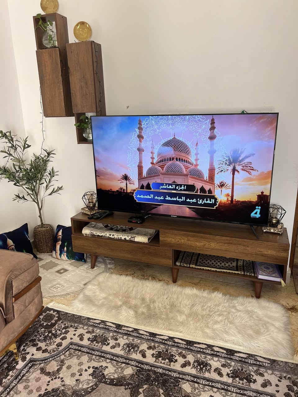 ميز طعام مع أربع كراسي اخو جديد سعرة ١٣٥ وميز بلازمة مع رفوف جديد كلش سعرة ٦٠ وقنفة تركي تتحول سرير سعرها ٨٥ جزامة وميز مكتبي اثنينهم ب٣٥مكان بغداد واتساب ***********
