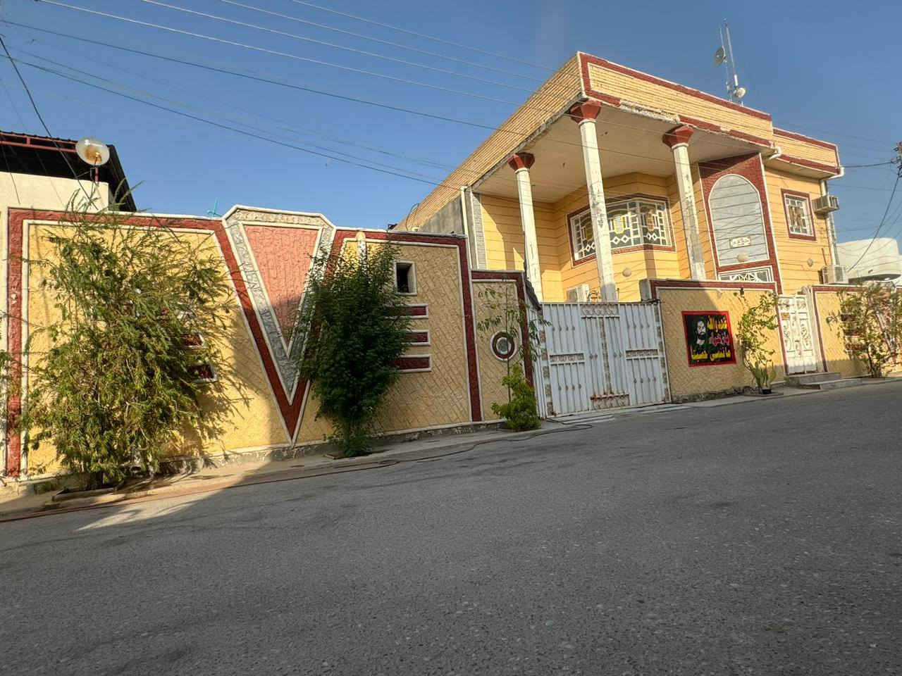 بيت للبيع گرمه علي 
نهايه حي الرساله 
المساحة الكليه  500 متر 
البناء 300 متر
 الحديقة 200 متر
يحتوي على استقبال
 وهول وصالة
 وأربعة 4غرف 
وصحيات خارجية وداخلية ومطبخ وفضاء خارجي في الطابق الثاني 
البيت معروض مع الأثاث
ليس طابو...
السعر 210 وبيه مجال 
عقارات ابو كيان 
رقمي القديم ***********

رقمي الجديد *********** واتساب
