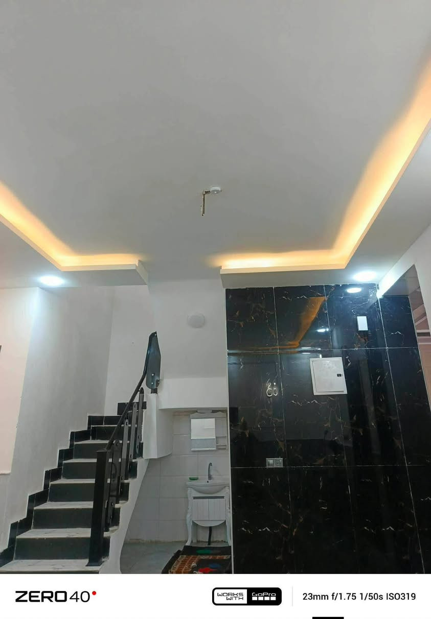 اللهم صل عل محمد وال محمد 
دار اللبيع 💒مساحه 200م طابقين
1يحتوي عل 4/غرف 

2صاله + مطبخ +استقبال

3حمامات داخليه و خارجيه 

4بناء طابوق جمهوري صب مركزي 

5جبس بورد بيت كامل ارضيه بورسلين 60x60

6بيت قريب كلش عل شارع مطار 

7عنوان بيت عمود 335شارع مطار قرب جسر شهداء 

8شوراع تبليط🛣️ كهرباء ماء اناره اليليه🌃 
  
باقي تفاصيل خاص استفسار ***********
