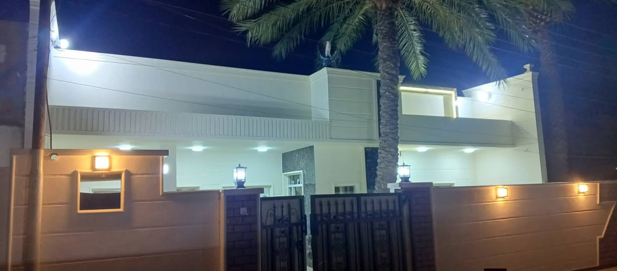 للبيع دار 240متر طابو صرف طابق واحد غرفتين نوم استقبال 7وربع في 4وربع كراج جبير وحديقه البيت كلش حلو  حي العسكري القديم قريب ملعب احمد راضي 300 متر عن الجوازات تقريبا ترميم جديد واجه 13 متر للاستفسار مراسلة الصفحة او الاتصال على ***********  واتساب السعر 185 بي مجال قليل
