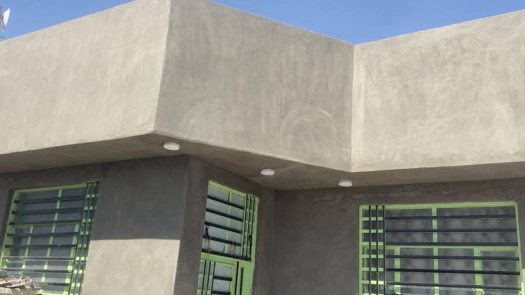 سلام عليكم ورحمة الله 
♕دار مساحة ٢٠٠ متر بناء حديث. 
♕يحتوي ع غرف عدد ٢ مطبخ صاله استقبال حديقه حمام داخلي وخارجي ومخزن. 
♕بناء ممتاز صب اساس وسقف ارضيه بورسلين وسيراميك جداري.. 
♕نجف عمود ١٥٥ جهة ياعلي. شارع تبليط ١٢ متر ماء اساله كهرباء وطني ومولد وسوق شعبي نركز صحي ومدارس وخطوط كيات كلهه متوفره. 
♕طابو زراعي قرار٢٥ مشمول بالتطويب لقرار ٣٢٠.
♕سعره ٥٠ مليون ومجال بسيط سعره كلش مناسب. 
للتواصل خاص الصفحه 
او الاتصال *********** وبيه واتساب النجف, العراق
