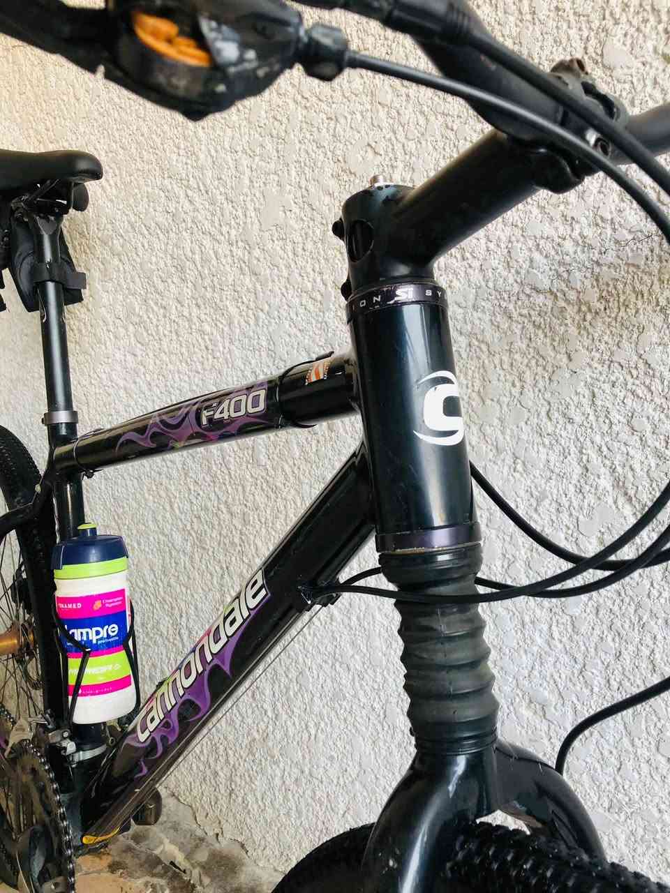 السلام عليكم اخوان دراجه جبلي ماركه cannondale F400 caad 3
قياس الدراجه 27.5 حجم ميديم
دبلHEADSHOK ULTRA هواء
سستم شيمانو التوس 3*8 
بريكات هايدروليك BOLANY
قبضات رياضيه 

الدراجه للبيع سعره 350 وبيها مجال او مراوس
مكاني بغداد شارع فلسطين


**إذا كنت صاحب هذا الإعلان وتريد حذفه لأي سبب، رجاءا أرسل رسالة إلى الدعم الفني**