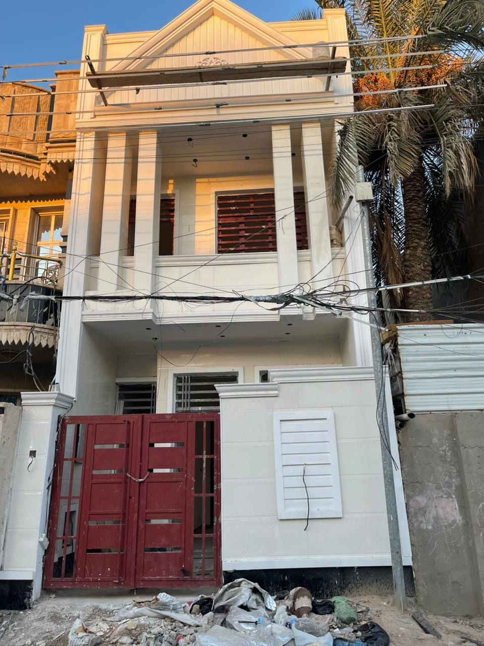 الدار للبيع 🏡 السعر /255 💸مليون وبي مجال 💛
بناء درجة اولى حائط مستقل 
قيد الانشاء 🏡
الشعب شارع الاسواق المركزية خلف نادي العربي
المساحة 90 م
يحتوي الطابق الارضي على كراج وخدمات خارجية ومغسلة 
الدار مدخلين 👌👌
استقبال ومطبخ حار وبارد ومنور وخدمات وغرفة نوم
ويحتوي الطابق الثاني على غرفتين نوم وخدمات ومكان غسالة وبيتونة كبيرة
وسطحين 
(للاستفسار اكثر يرجى الاتصال على الرقم 
متواجد هذا الرقم على الواتس اب والماسنجر (*********** )
او على الرقم التالي ***********
او زيارة مكتب تبارك للعقار والمقاولات الكائن في شارع الاسواق المركزية قرب مطعم ميامي
