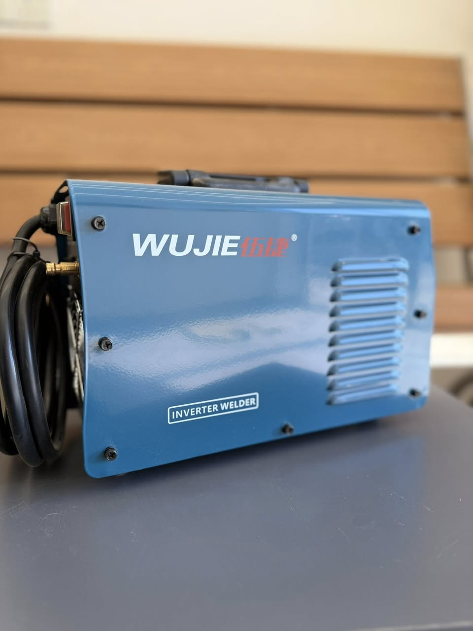 متوفر لدينا في انور الصباح للستانلس ستيل 

ماكينة WUJIE (الموديل WS-200S) - اللون الأزرق
ماكينة عملية وقوية جداً:

• الشاشة الرقمية: تحتوي على شاشة "ديجيتال" لعرض شدة التيار بدقة، وهذا يساعد الفني على ضبط الحرارة المناسبة لسمك الستيل (مثلاً الـ 0.8 ملم يحتاج حرارة تختلف عن الـ 1.5 ملم).

• المتانة: تصميمها يوحي بأنها مخصصة للعمل الشاق (Heavy Duty) وتتحمل ساعات عمل طويلة في الورشة.

• التبريد: تظهر فتحات التهوية الواسعة، وهي ضرورية جداً للحفاظ على استقرار أداء "الإنفيرتر" تحت شمس العراق وحرارة العمل.

العنوان: كربلاء المقدسة / الحي الصناعي /- قرب الراية.
https://maps.app.goo.gl/7Ek6m9e82jJCVKgA6
📱 تواصل ويانا واتساب:
***********
***********
#اكسسوارات_ستيل #غذائي_304 #ستانلس_ستيل #ستيل #استيل #ستيل_ذهبي #ستيل304 #StainlessSteel #Steel
