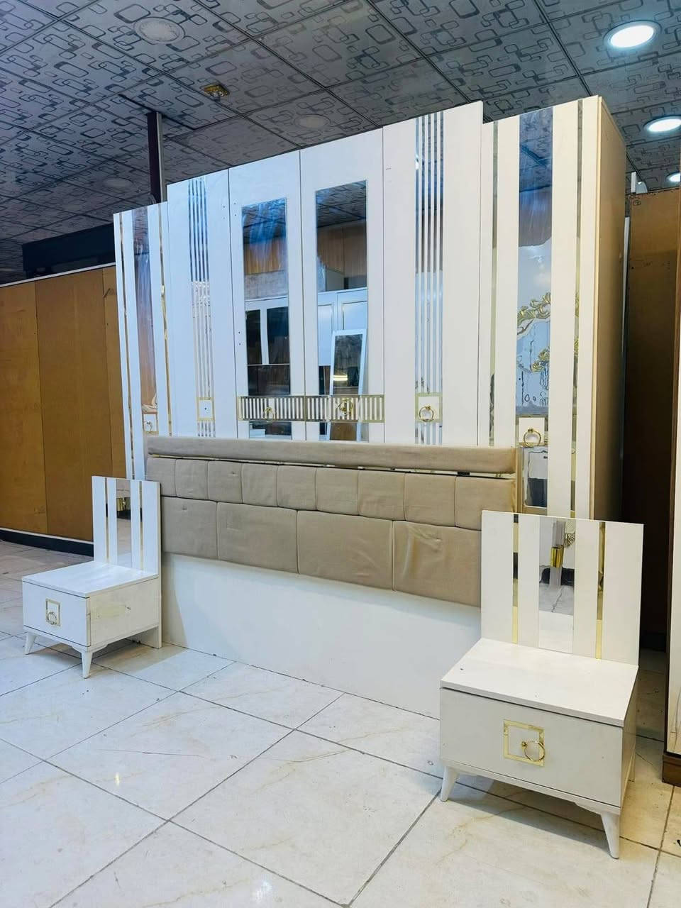 غرفه تركيا خمس قطع نظام أبواب مستخدم نضيف سعر 450 مع شد و نقل دخل بغداد مجاني والمحافظات بكروه والحجز واتساب أخذ صوره و دزو واتساب فقط.***********
