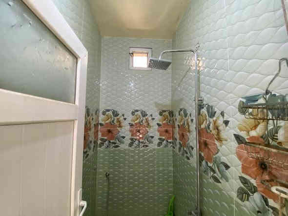 دار سكني للبيع  | حي الفرات
_______________________________
 الموقع | مميز جداً مقابل كلية الطب  
_______________________________
 المساحة | 335 م2
الواجهة | 10.5 م
_______________________________
تفاصيل الدار :
🔹 الطابق الارضي : 
3 غرف نوم الطابق الارضي
 استقبال + صالة + مطبخ + صحيات متكاملة
           حديقة - كراج كبير
🔹 الطابق الاول 
مكون من شقق 2 لكل منها درج خاص 
(كل شقة مكونة من غرفة ومطبخ وصحيات )
_______________________________
للاستفسار اكثر زورونا في مكتبنا الكائن في :
ديوانية - الجزائر- مقابل برج الامراء 
مجاور مستشفى الحياة للعيون - د.حسنين
او الاتصـــال على الارقام
***********
***********
