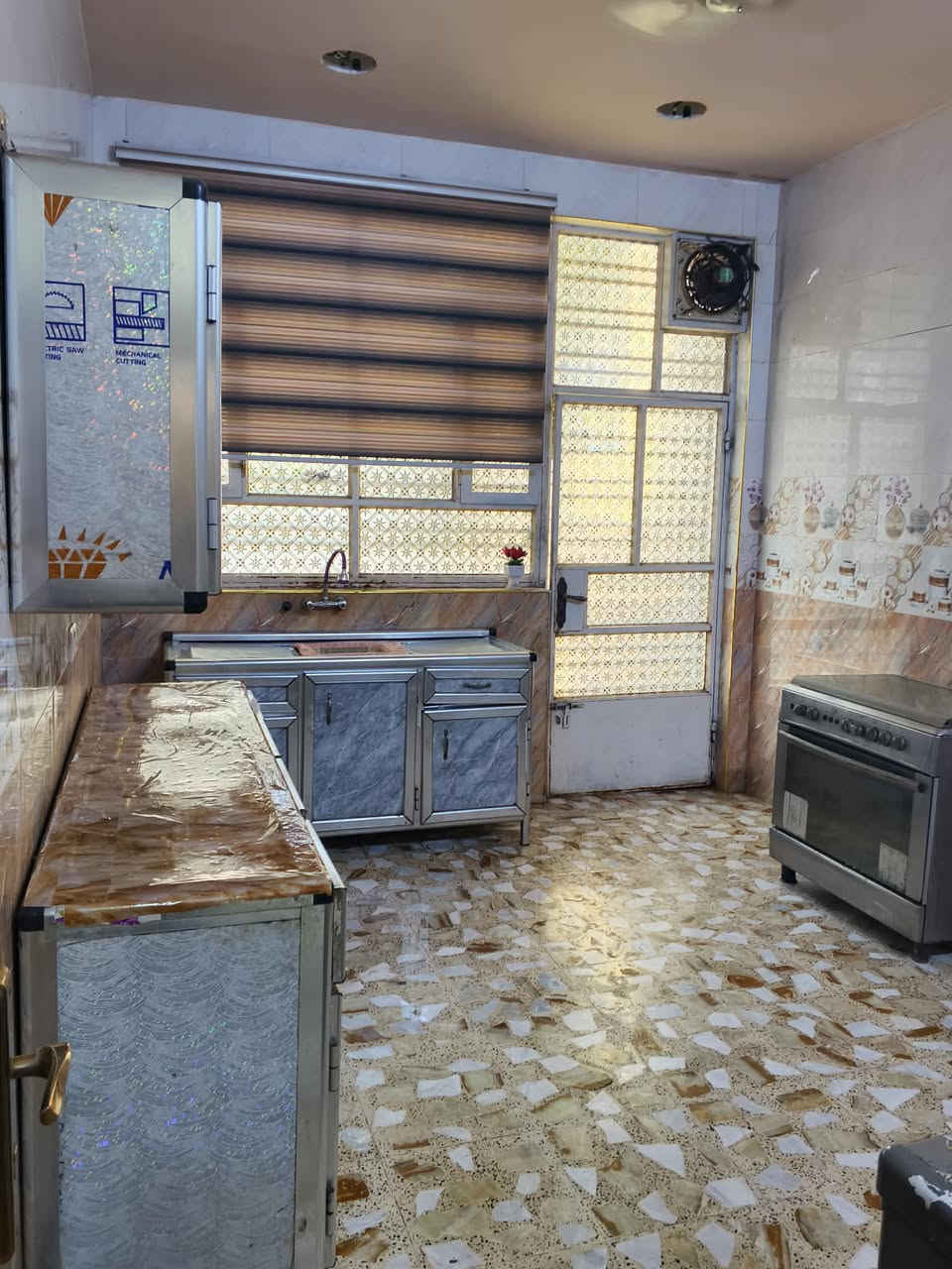 سلام عليكم بيت للبيع المساحة 150م واجهية 7.5 يحتوي على كراج سيارة وحديقة واستقبال مساحة 7في 3.5 وصالة مساحتها 5في 4.5 والطول 5 وغرف نوم ثنين
5في 3.5 ومطبخ مساحة 5في 3.5 ويحتوي على حمام ومنور وترك
العنوان/. بغداد : الكمالية / شارع 70 قرب شارع السوق مقابيل الطابو كاع علي كمال قرب أسواق القريشي
التواصل والاستفسار : ***********
وتواصل واتساب:***********
