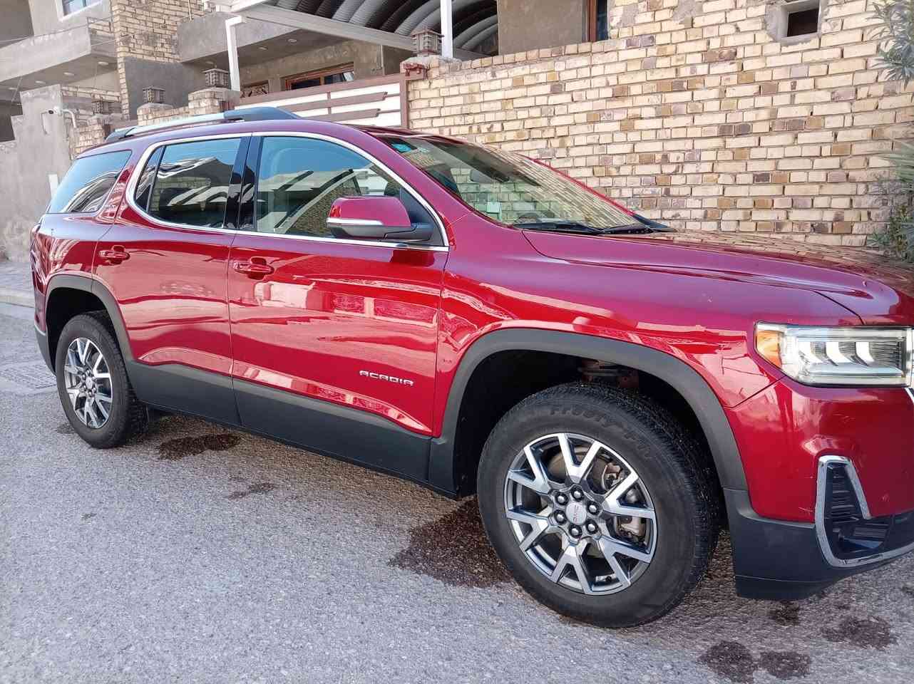 السلام عليكم اكاديا  موديل ٢٣ حادثها كما موضح بالصور ٤ سلندر  ٢٥٠٠ تيربو ٧ راكب كشناتها سياحيه رقم واسط مشروع وطني السياره ماشيه ٩٠ الف كيلو جنطه كهرباء رادار امامي جانبي كشنات جلد كشن  السائق كهرباء  سونار موجود السياره بالكوت مركز المدينه ***********
