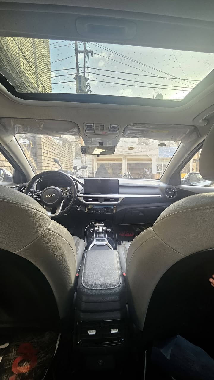 السلام عليكم
كيا k3 2022 رقم أربيل بأسمي 
محرك 1500cc دوش
كير محرك مكفول
تبريد ثلج 
ماشية ٣٦ فقط
كفالة عامة من كلشي عدا رصعات خفيفة جدا 
 مواصفات  قطعتين تبريد كشنات جلد فول تحكم استيرن فتحة سقف شحن وايرلس وبعد بيهه عدة مواصفات 
السعر 130 ورقة وبيهه مجال بسيط 
مكاني بغداد 
***********
