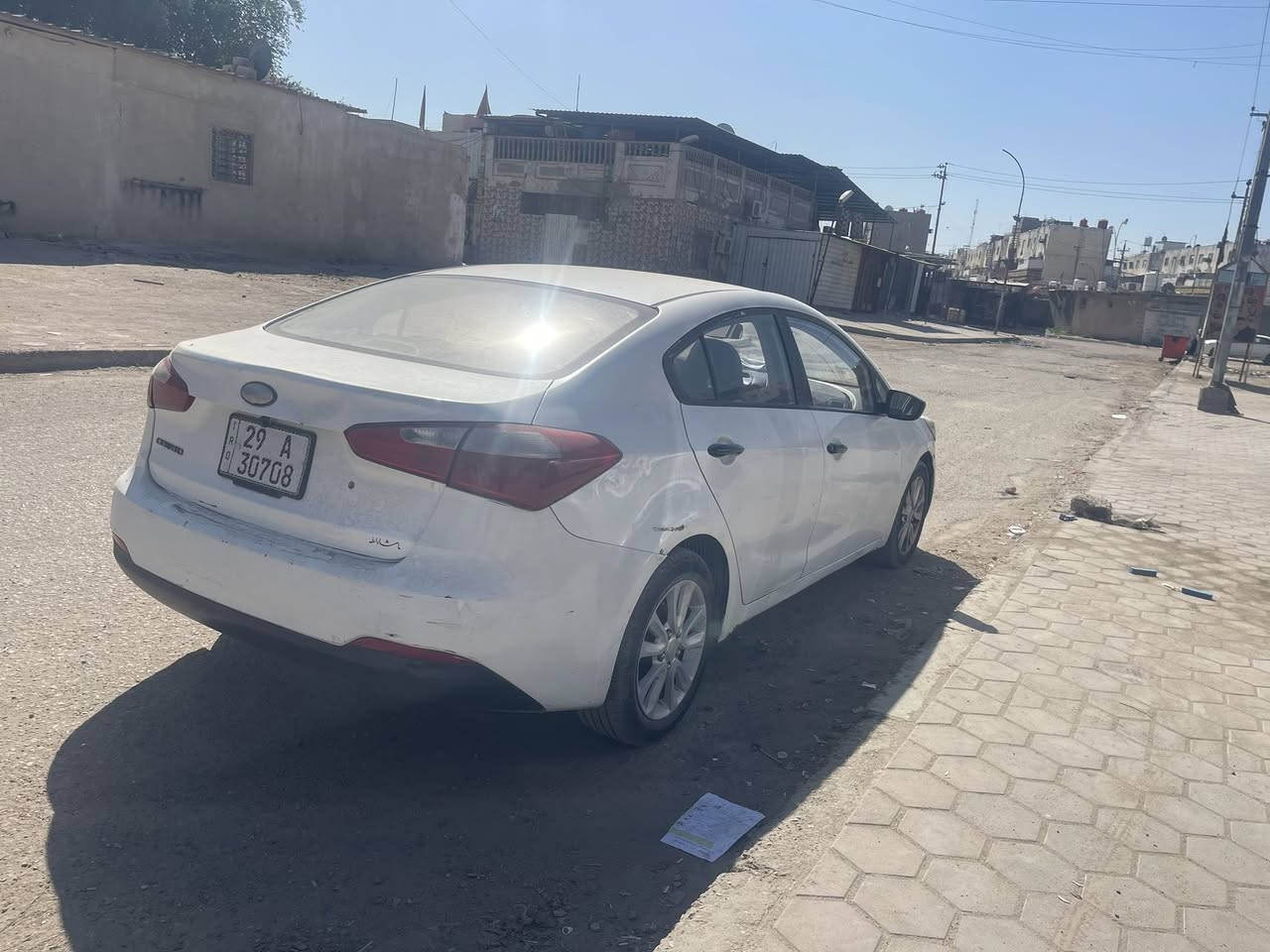 السلام عليكم سياره سيراتو مديل 2014 السياره رقم الجديد بسمي السياره بيه تلحيضات بلبدي  شوف العين السياره مكينته بيه تبخير فقط حداده جديد كير تبريد كله شغال داخله كلش نضيف السياره السعر (83 ) العنوان البصره ***********
