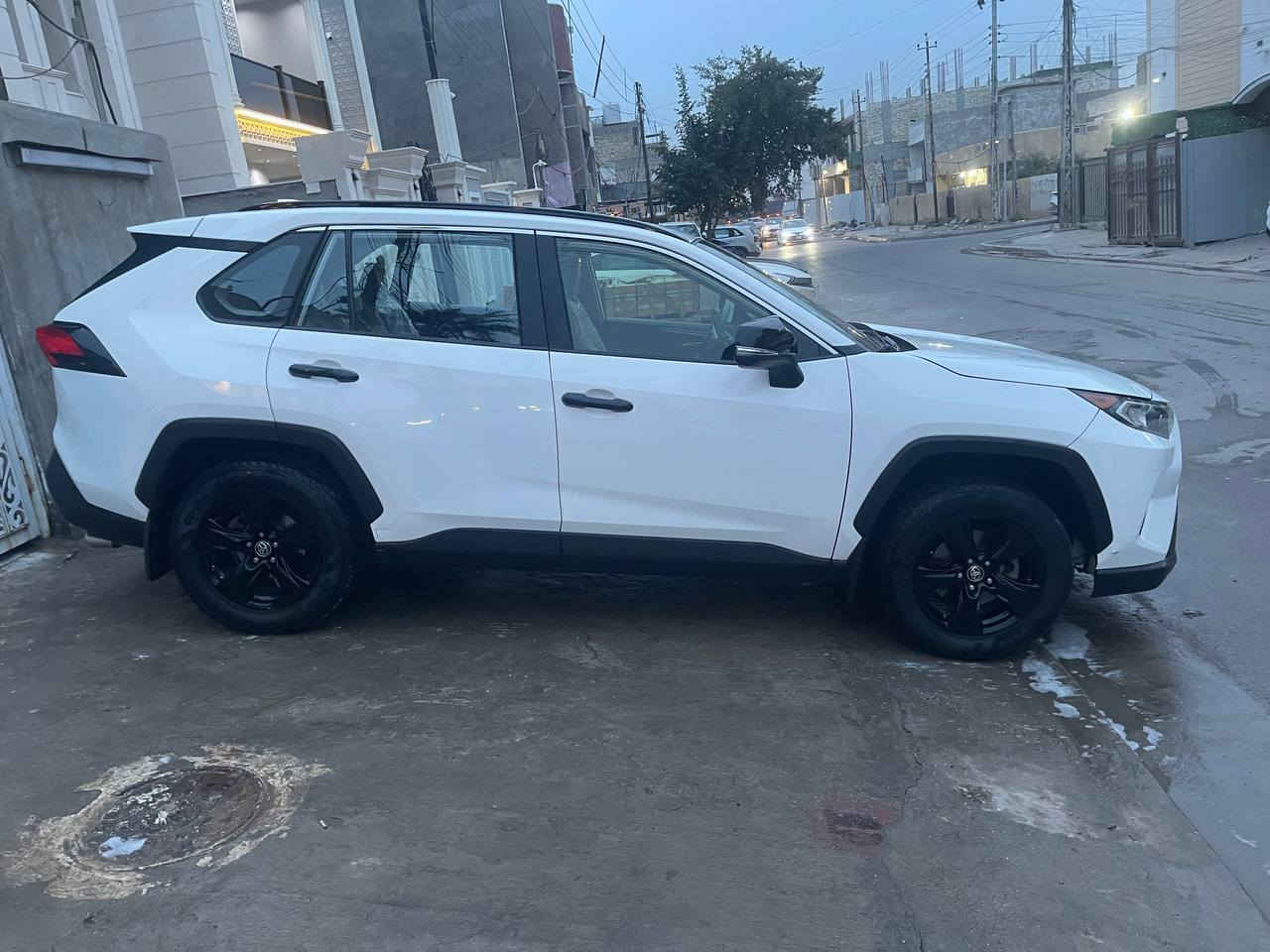 السلام عليكم 
للبيع راف فور 2020 بانزين 
مواصفات XLE
رادارات امامي وجانبية(نقاط عمياء)
6 وضعيات قيادة(ECO-NORMAL-SPORT-SHOW-MUD&SAND-ROCK&DIRT) 
فتحه سقف
تحديد مسار + مثبت سرعه
كشن سائق كهرباء
شاشه ابل كار بلي بلاد
صندوق كهرباء
 حادثها دعاميه واربع اصابع بالبنيد فقط رقمي ***********
مكاني بغداد حي التجار السعر 208 وبي مجال حك الجيه
