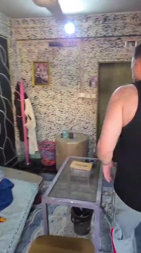 شقه مشتركه عرفتين ومخزن وصحيلت ومطبخ *********** شارع السعدون قرب فندق بغداد
