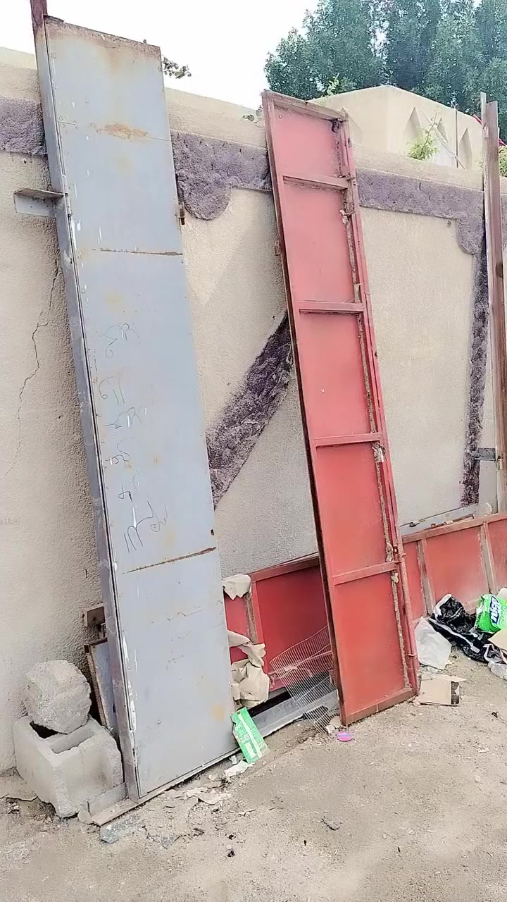 للبيع باب 6 طلاكه كامل ونضيف ب100 الف فقط..*********** البصره الزبير مربد قديم قرب مدرسه الاهرام
