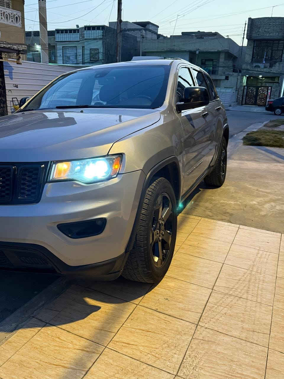 السلام عليكم ورحمة الله وبركاته للبيع فقط جيب كراند شيروكي موديل ٢٠١٩ وارد أمريكي حادثها بنيد وجاملغ جهة السائق مبدلات ومصبوغات فقط بدون دواخل أبد وبيها الجاملغ الثاني طخة جدا بسيطة موضحة بالصور بعدها على وضعها السيارة فول مواصفات عدا الفتحة كراسي تدفئة تبريد كرسي السائق كهرباء رادارات جانبية وهيترات بالمري توقف ذاتي وستيرن تدفئة والباب الخلفي كهرباء ودمام بالجنطة الخلفية وبيها هواي مواصفات بعد مبينة بالصور السيارة جداً نظيفة محدثة بلاك توب تحديث مميز ماشية ١٠٦ الف وكلشي موضح بالصور مكانها بغداد حي العامل وللاستفسار هذا رقمي *********** وسعرها جداً مناسب ١٧٨ سعر مال موديل ١٤ وآسف للإطالة وممنون من الجميع
