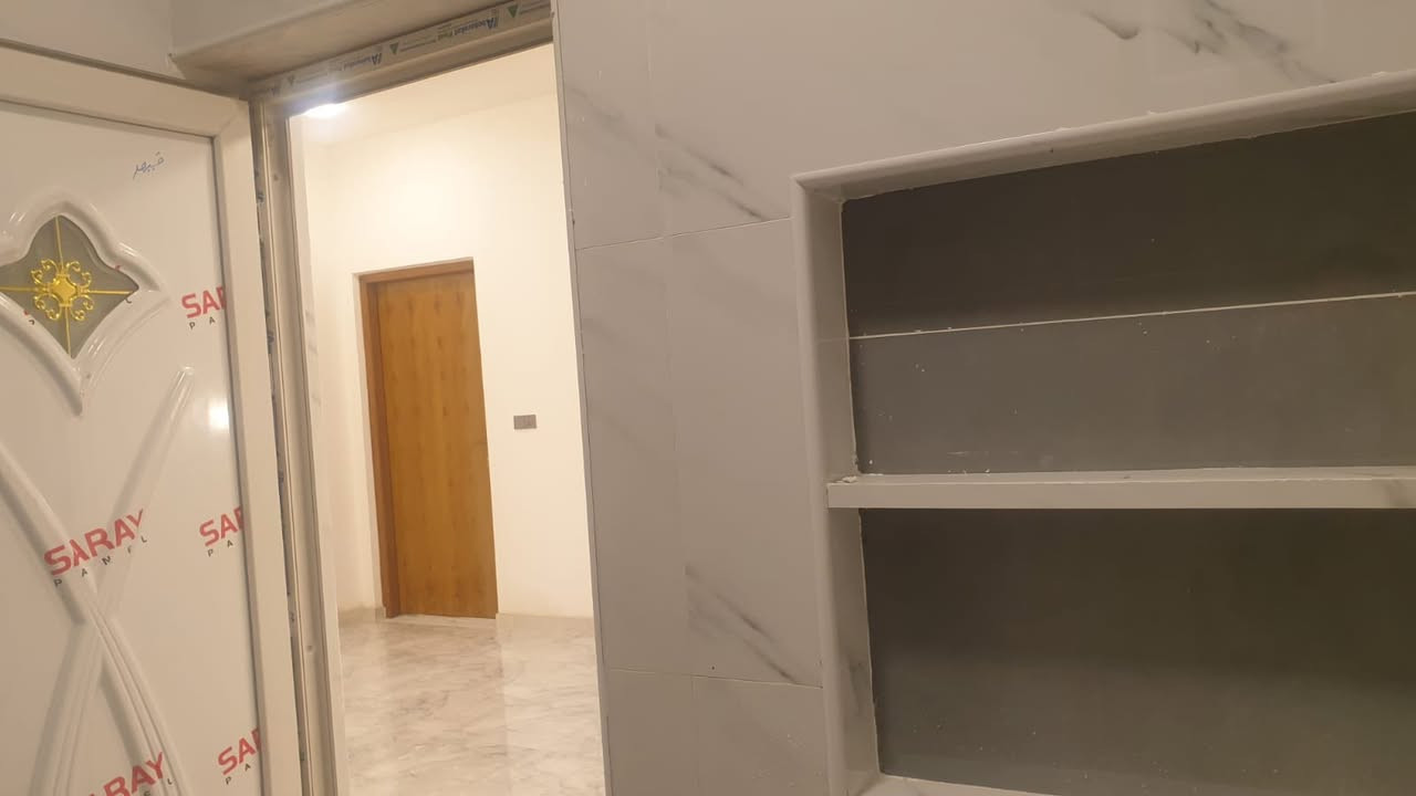 الدار  الــبــــيـــع
 قريب ع شارع العام يبعد 400 م
  📐 المساحة:(170م)طابق ونص  يتكون2 غرف نوم
السعر 130                          
 خدمات ماء مجاري كهرباء تبليط 
العنوان ميسان طريق بغداد قرب بانزين خانه الحكوميه الي بجهة الجامعات حي القصور   
 للاستفسار اكثر الاتصال علئ الارقام التاليه / اوشراء قطع أراضي مقاطعه ابوشطيب
رقم صاحب الدار ***********
