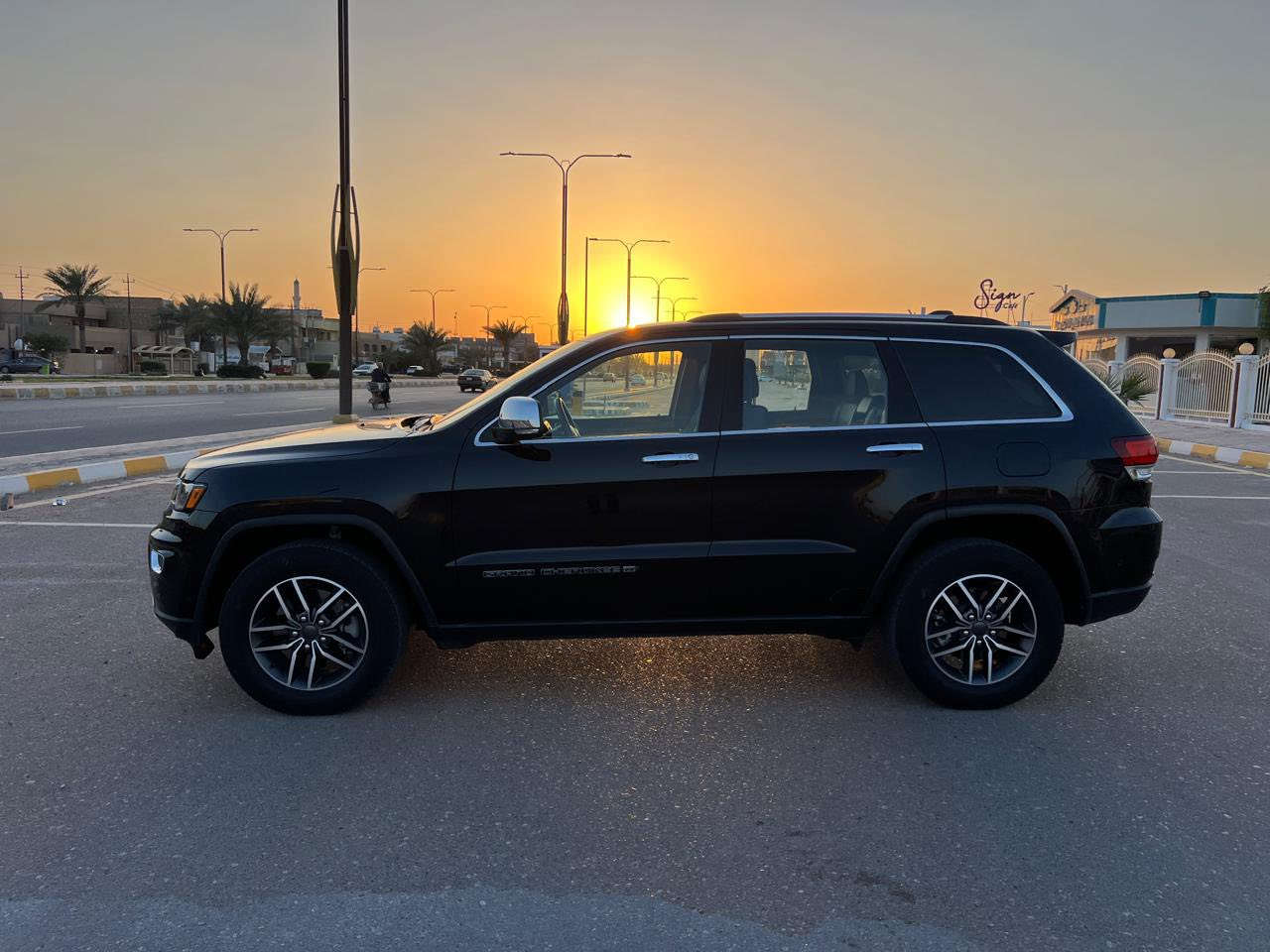 السلام عليكم للبيع
2022 jeep grand Cherokee limited 
2022 جيب جراند شيروكي لمتد

محرك 3,600 V6

المواصفات وكل المعلومات عن السيارة مذكورة بالفيديو 

صورة السونار من ضمن الصور 

السعر المطلوب 27,500 $ 
 
اي استفسار الاتصال على ***********
