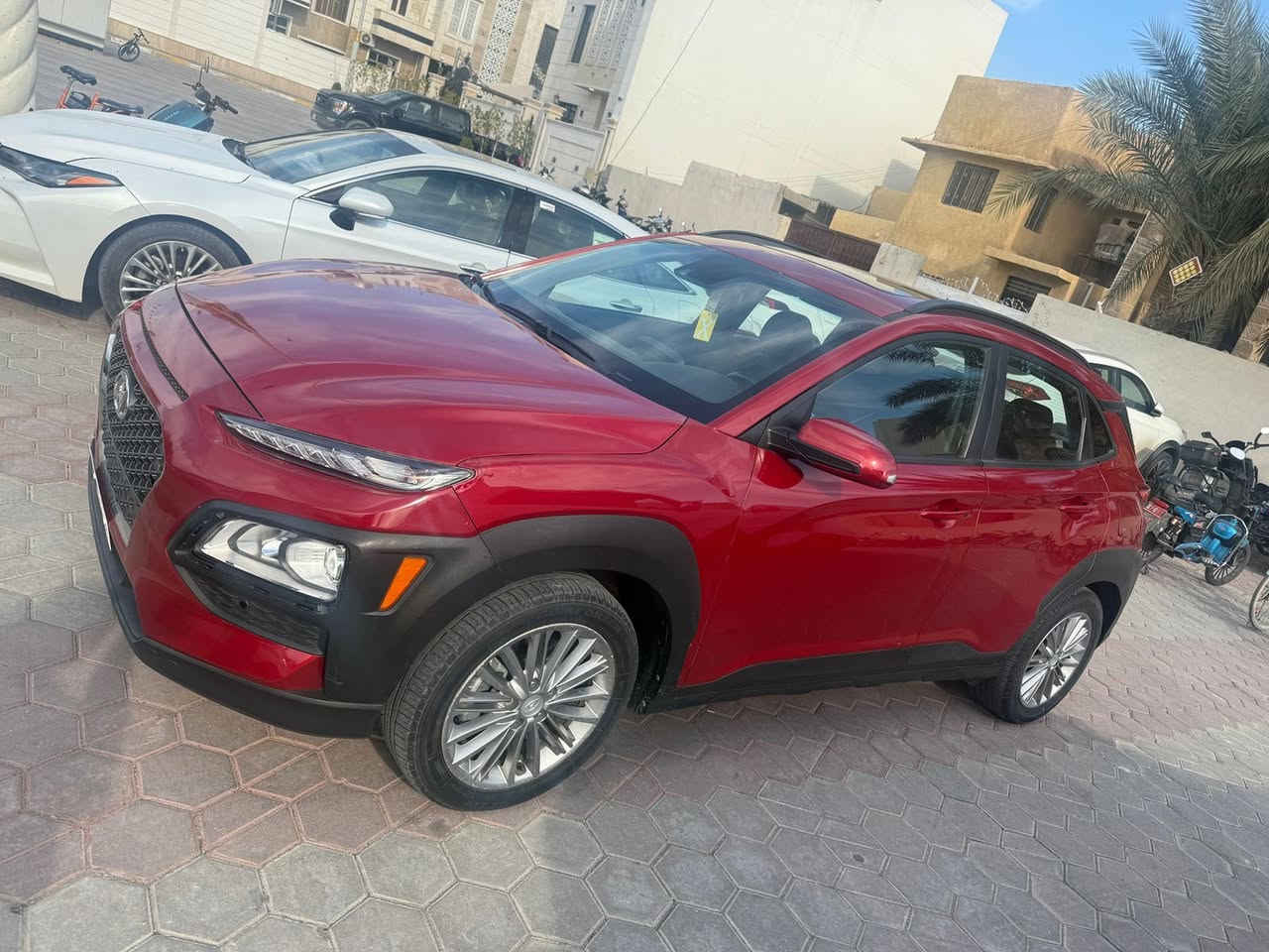 السلام عليكم 
كونا 2021 sel plas  فول مواصفات 
فتحه 
رادار 
كشنات تدفئه واستيرن تدفئه
كشنات جلد 
كشن كهربائي السايق 
تحكمات استيرن 
وبعد بيها مواصفات 
الضرر جاملغ عكس السايق مبدل وصبغ بنيد 
ماشيه 51 الف 
السعر 127 وبيها مجال للشراي 
وبالعافيه الي ياخذها للتواصل ***********
