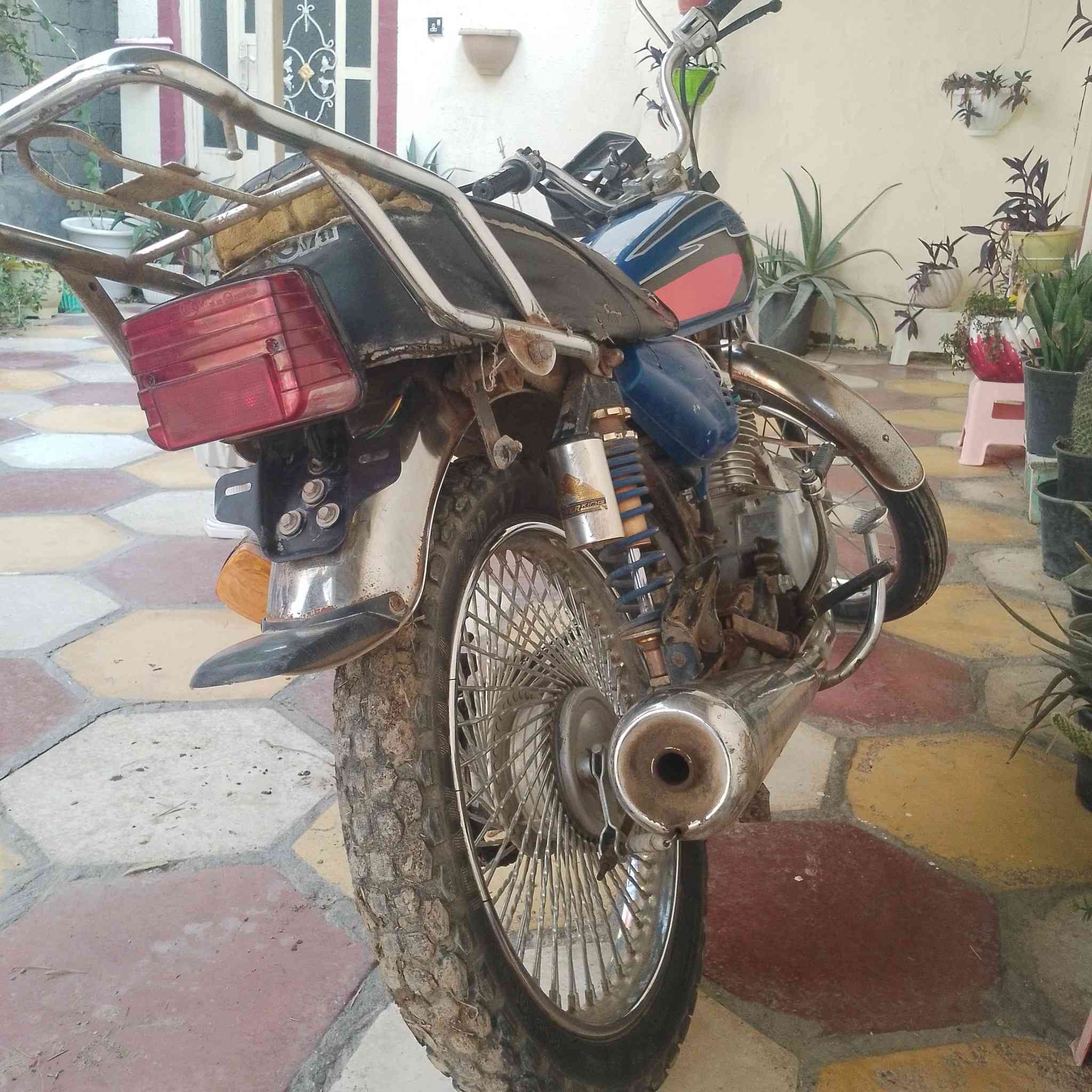 السلام عليكم دراجه للبيع ارشه دراجه كهربائيات شغاله محرك مابيه شي دراجه زينه نضيفه وهاي صور كدامك مكان بابل الحله السعر 250وبيه مجال
 للتواصل عل هاذه رقم ***********وخاص مفتوح
