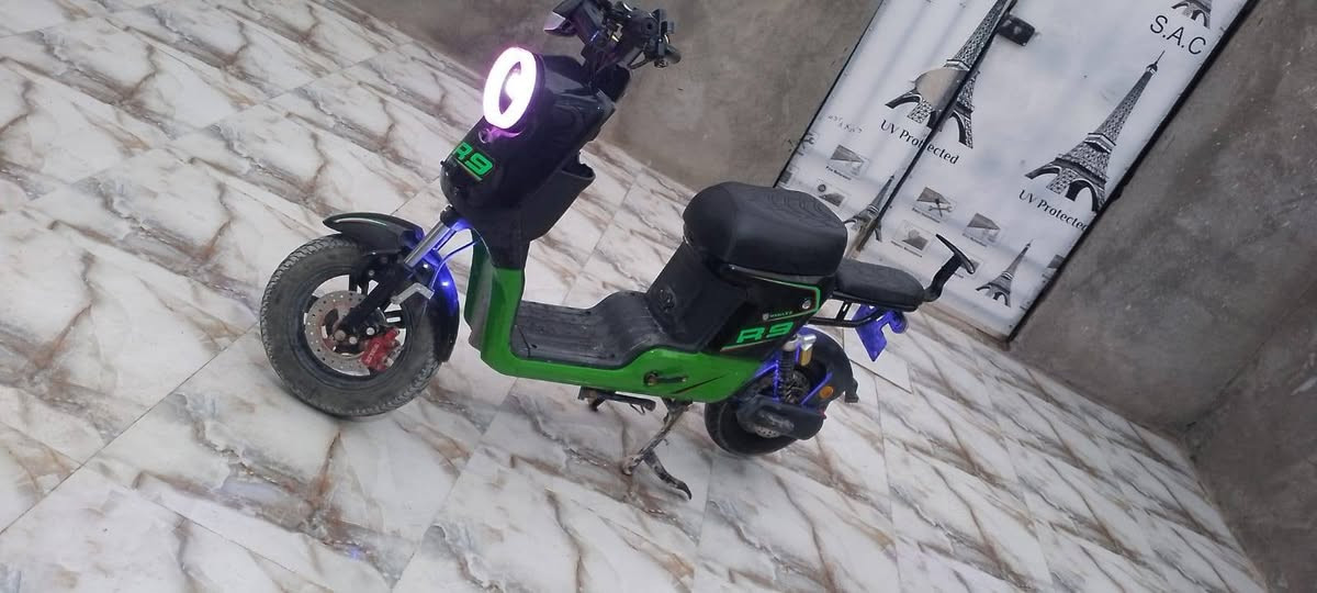 دراجة R9للبيع
مواصفات موديل
2026
استخدمتهةمد4اشهر 
دراجة نضيفة وبطارياتهة كذلاك  نضاف شرط بيهة ام بي ثري
+ بطارياتهة 32 امبير ولملف مالتهة 1800W
بريكات فج امامي + خلفي
نضام الدسكات
بريك بل مكان شرط الورة
ولكدام +ليتات الوان +
لايتهة الساسي عالي وناصي
+ شاشة ذكية+شاحنة رقمية+
السعر 400 وبيهة مجال قليل
المكان ابو الخصيب -- شارع الوسطي
موجود واتساب ***********
