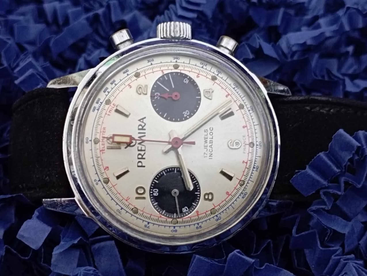 السلام عليكم....
ساعة...premira صناعة فرنسية Panda نوادر انتاج محدد
Chronograph cal: valjoux 7733
عنكبوتية....  نصب تكويك موديل ستينات القرن الماضي نظافة تامة 
القطر 38-39
جميع القطع اساسية... باستثناء السير مستبدل
السعر 400$
للاستفسار ***********

