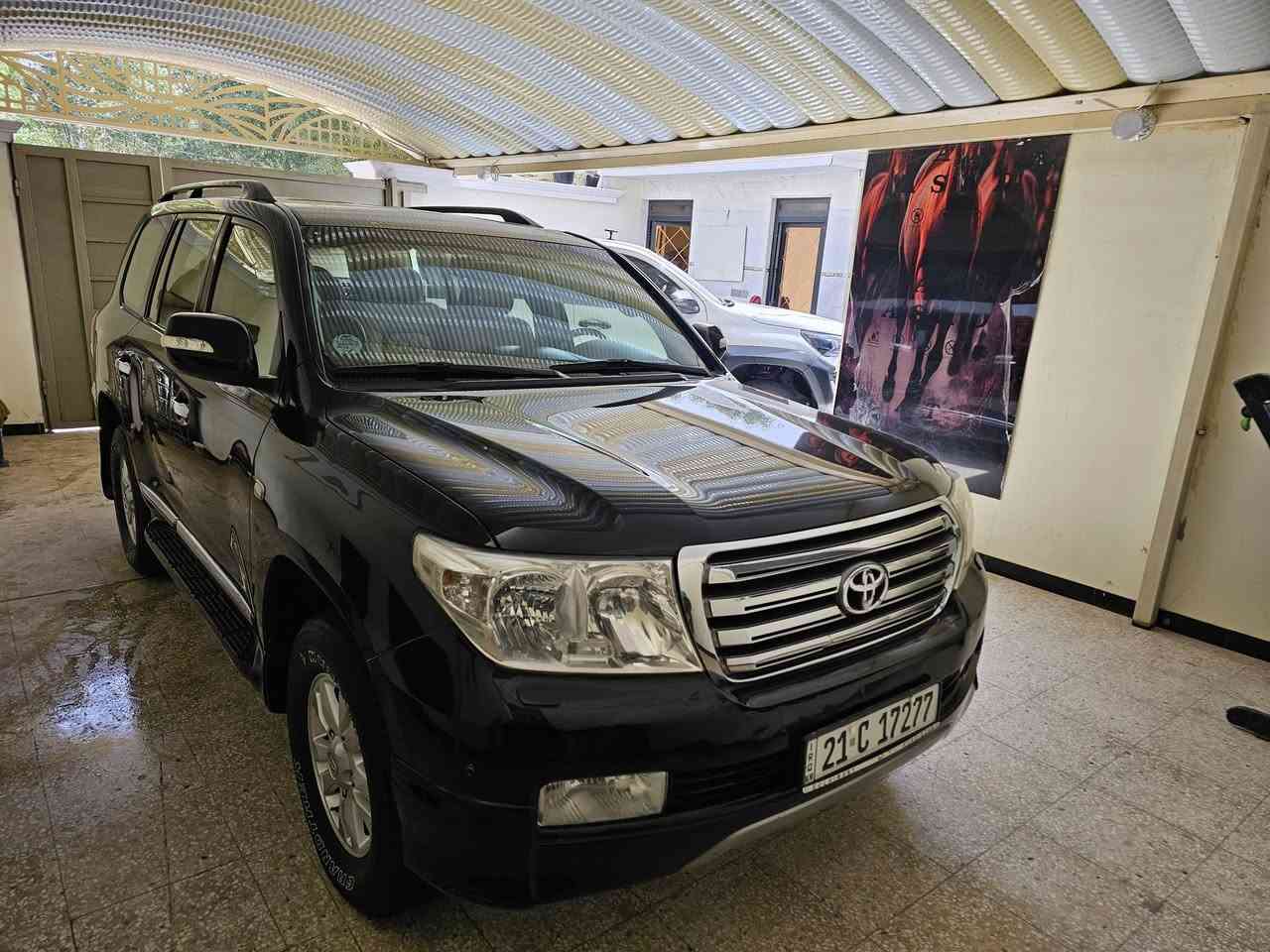 سلام عليكم عندي سياره البيع لاندكروز موديل 2011 رقم سلمانيه سياره جديده وحلوه كشن كهربائي بقلاوة مكفول كفاله عامه ماشيه 100 ألف تحويل مباشر عنوان بغداد ولشراي يتصل على ***********
