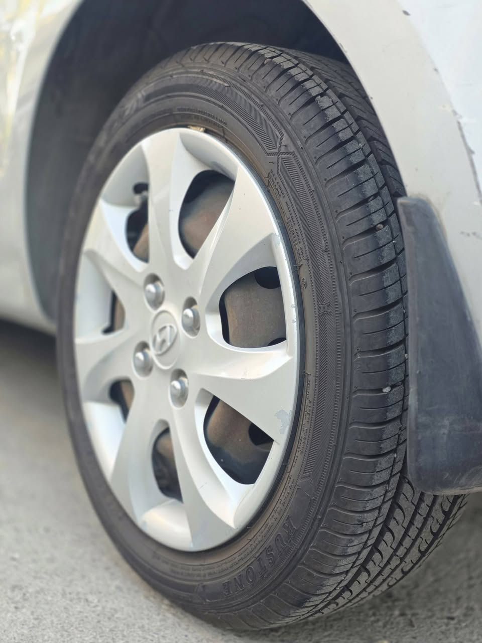 🚗 هيونداي i10 موديل 2015 للبيع 🚗
​المواصفات:
​الموديل: 2015
​المنشأ/المواصفات: خليجية
​اللون: سلفر (فضي) نظيفة بيها شوية شخوط
​الوضعية العامة: السيارة بوضع جيد مابيها نقص وجاهزة للاستخدام.
​حالة البودي (الضرر):
​السيارة مكفولة من كلشي، بيها طخة بسيطة جداً بالجاملغ عكس السايق (ما تتعدى الشبر) وباقي السيارة كله كفالة.
​💵 السعر المطلوب:
​ ورقة (8000$) وبها مجال بسيط للشراي الطيب.
​📍 المكان: [ بغداد -الاعظمية ]
📞 للتواصل والاستفسار: [ *********** ]
