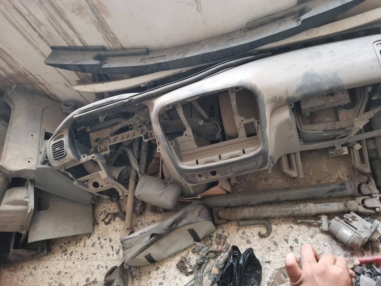 سلام عليكم لبيع غراض لاندكروز جديد ومستعمل متوفر من موديل 1998-2007 موجود حته قطع بدي  
مكاني بغداد وهذا رقم ***********
