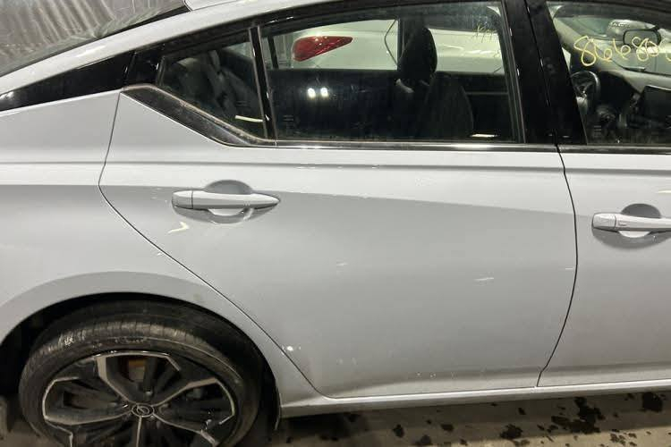 سلام عليكم ورحمة الله نيسان اليتما موديل 23 بدون رقم السياره بسمي ومصلحة ع ايدي لون سموك SR بدون ايرباك صور الحادث موجوده بنشر مبدل بابين وجاملغ *********** سعر ١٥٠ واني خادم تحياتي لكل الأعضاء
