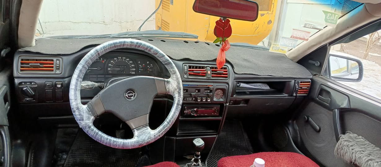 ڤیکترا ١٩٩٠.مەکینە 20.ڕەقەم سلێمانی.سەنەوی تازە تا 2/2027.لەسلێمانیم.سعری 38.گۆڕینەوەش ئەکەم بە مازدا.*********** السليمانية, العراق
