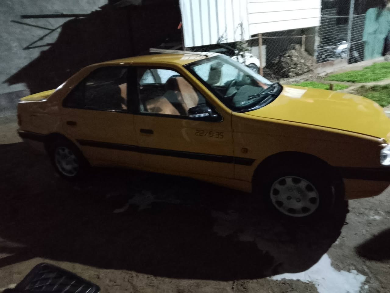 سلام عليكم بيجو 405 مديل 2013  بسمي رقم نكليزي مصفره هيه او غرامات مكينه او كير صار شهر من شادهن. السعر 33او بيه مجال. او مراوس حسب القناعه مكاني كربلاء. ***********.
