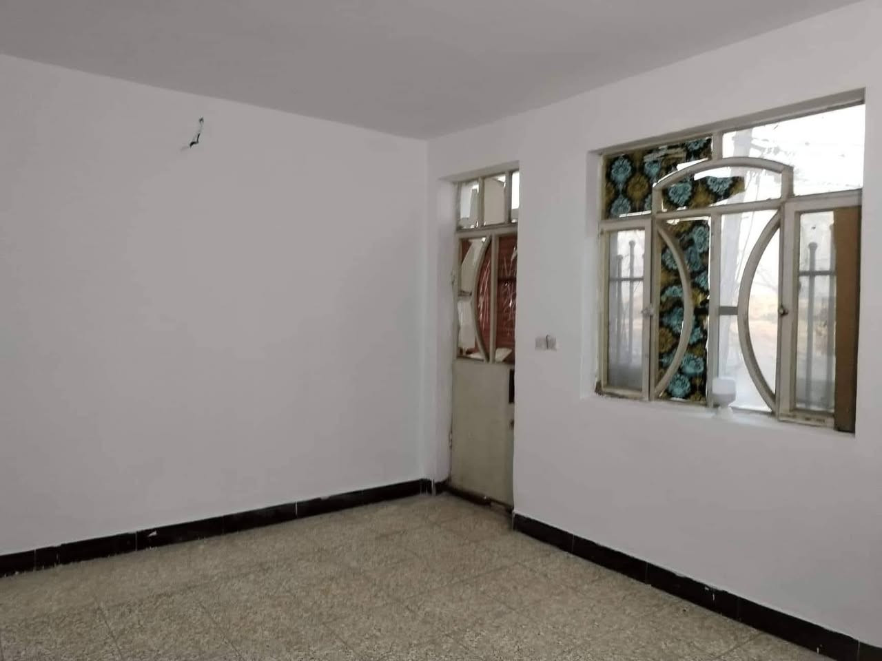 سلام عليكم يوجد مشتمل طابق ثاني للايجار في منطقة حي العدل خلف اسواق الربيع تحتوي عل غرفتين نوم وصاله ومطبخ وخدمات وسطح للاستفسار الاتصال عل الرقم التالي *********** او*********** مكتب اليقين
