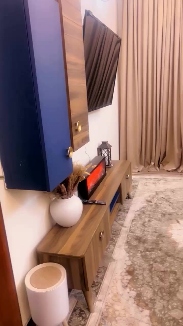 دار للبيع المساحة ٥٢ متر مربع الحريه مقابل مصور عيسى البيت الثاني ع الشارع فرع مشويات سيد احمد بناء حديث مسلح يحتوي ع طرمه وصاله ومطبخ وغرفه نوم والطابق الثاني غرفة وسطحين للاستفسار الاتصال ع الرقم ***********
