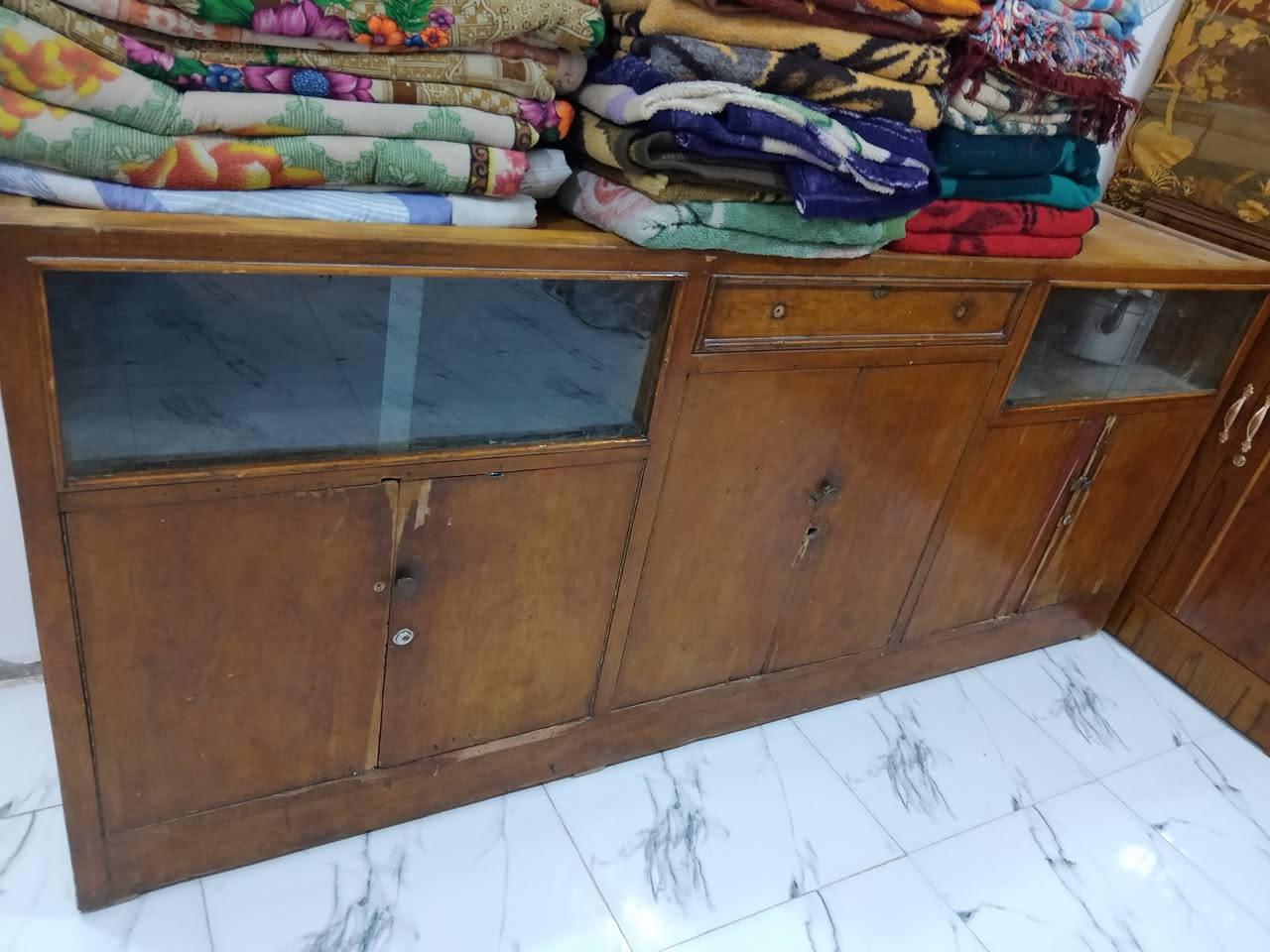 بوفيه طول 3امتار عوزه بس صبغ خشب قوي نضيفه سعر 65 مكان على طريق شركات مراسله خاص او نتصال ***********6
