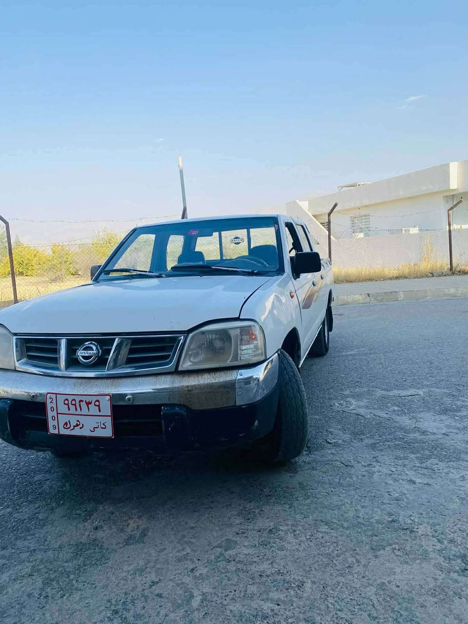 پیکاب نیسان 2009 
مەکینە بەخ گێر و مەکینەو 
شانسی بەشەرت  موس و بڕاوە نیە 
ساخە دەحم و لێدراوی نیە 
سەیارە کە هی مەحرەز نیە 
هی ماڵی خۆمانە یەک دەستە  
دەعەمی بۆ دەحەمی بەشەرت
ژ.م ***********

ناو نیشان. ژاراوە

ئـەگەر سەیارەکەت دەفرۆشیت نامە بنێرە با بلاوی کەینەوە لۆت
