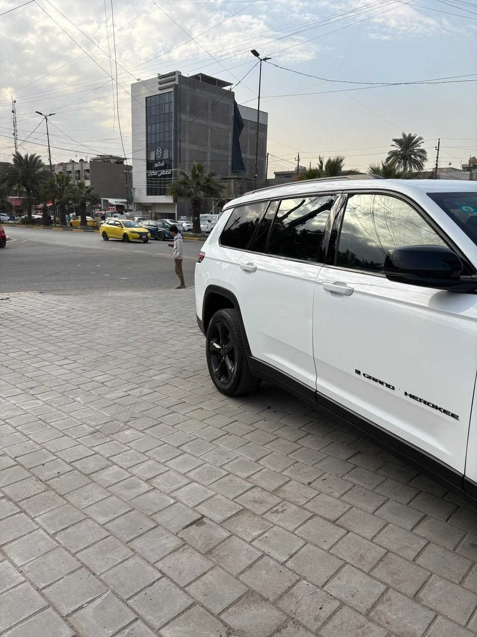 السلام عليكم
جيب شيروكي للبيع موديل 2024 Limited رقم بغداد
7 راكب كراسي منفصل vip
السيارة حادثهه باب الصدر فقط مبدل نفس اللون قطعه اصلية 
فقط بيهه 3 رصعات صغار كلش 
غير هذا زلغ مابيهه
بدون اي ايرباك كلهن سليمات 
ماشيه 40 الف ميل
سيارة دخول جديد صار تقريبا 4 او 5 اشهر 
على ايدنه جايبيهه من امريكا لاشركة ولا من المعارض
السيارة جديدة بمعنى الكلمة
صور الحادث موجودات بالمنشور
سعرهه 32 الف دولار 
320 ورقة مكاني بغداد للاتصال ***********
