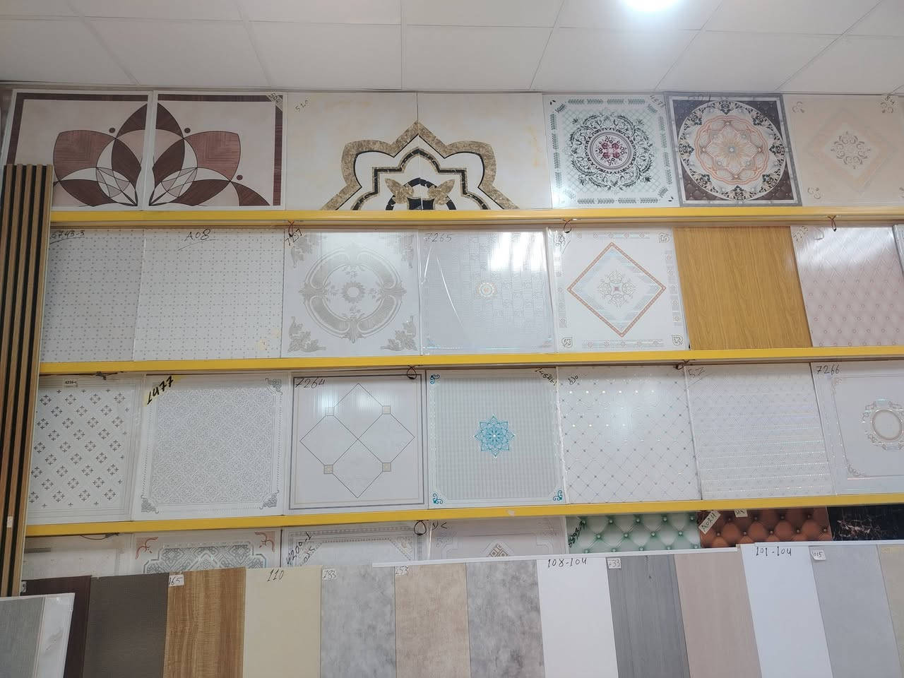 اتصل واتساب *********** يوجد خدمة توصيل سقف ثانوي تغليف جداري بديل الخشب واصباغ وجبس بورد وبديل رخام ولاصق جدران عمل وبيع كافه أنواع الديكور في البصره
