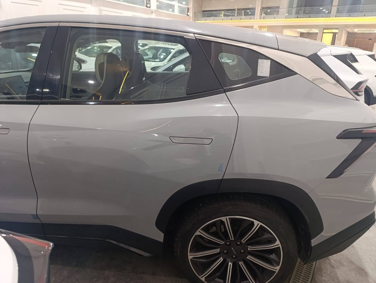 جيتور Dashing 1.6L Luxury
الموديل : 2024 
المحرك: 1.6 L تيربو 
القوة الحصانية : 197 حصان 
ناقل الحركة : 7 سرعات
الضمان الاساسي : 6 سنوات وعداد كيلومترات مفتوح. 
المواصفات:
*5 راكب 
ويل قياس 20 أنج 
بانوراما
كاميرا محيطية 360 درجة
ثلاجة 
شاشة التحكم 15.6 أنچ
شاشة لعرض القيادة 
شاشة لعرض البيئة 
التحكم بالمكيف لمس من خلال الشاشة 
التحكم الصوتي بنظم السيارة 
تشغيل عن بعد
تحذير مغادرة المسار
رادار امامي مع مانع تصادم أمامي 
تحذير النقطة العمياء 
شاحن هاتف لاسلكي
قبضات الأبواب مخفية 
مقصورة الركاب من الجلد
المقاعد الأمامية كهربائية مع ذاكرة 
المقاعد الأمامية تدفئة وتبريد 
مصابيح أمامية LED 
بلوتوث 
نظام المساعدة على النزول من المنحدرات 
المرايا الجانبية قابلة للطي كهربائيا
*صندوق كهربائي
حساسات امامية وخلفية
محدد سرعة
نظام المساعدة على القيادة 
مرايا بخاصية التعتيم الذاتي
دخول ذكي (بصمة)
عتبات الأبواب مضيئة 
انارة محيطية
انارة ترحيبية 
موسيقى ترحيبية 
هاند بريك كهربائي
مأخذ USB 
مؤشر لضغط الاطارات
*8 سماعات مع سماعات رأس في المقاعد الأمامية 
نظام فلترة الهواء وتنقيته
ماشية ٣٥ الف 
مكفولة من حادث او صبغ
بيها كم شخط بالدعامية
السعر ١٦٠ 
***********
