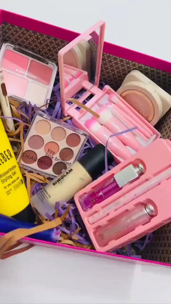 بسم الله الرحمن الرحيم 

عرض عيد الحب😍 

كريم الأساس شيكلام (Foundation): يتضمن العرض كريم أساس  من شيغلام، المعروف بتغطيته العالية وقوامه الخفيف على البشرة، وهو مقاوم للماء والتعرق ويدوم حتى 16 ساعة.
البودرة (Powder): بودرة "سكن فوكس" (Skin-Focus) ذات التغطية العالية من شيغلام، تعمل على إخفاء العيوب والتحكم في زيوت الوجه دون تكتل.
ظلال العيون (Eyeshadow): باليت شدو من ماركة "SHAQINUO" يحتوي على 9 ألوان متنوعة بين المطفي واللامع، وتتميز بتركيبة ثابتة وسهلة الدمج.
أحمر الخدود (Blush): باليت رباعي يجمع بين القوام الكريمي والبودرة، ويحتوي أحياناً على هايلايتر لتفتيح البشرة.
جل الحواجب (Eyebrow Gel): جل "got2b Kleber" الأصفر الشهير، وهو جل مقاوم للماء يستخدم لتثبيت الحواجب والشعر بقوة فائقة تدوم طويلاً.
قلم الحواجب: قلم حواجب مزدوج من شيغلام، يتميز بطرف رفيع للرسم الدقيق وطرف آخر بفرشاة للتمشيط ودمج اللون بشكل طبيعي.
منتجات الشفاه: سيت ثلاثي للشفاه (غالباً من ماركة Meike Glamour أو ما يشابهها) يتضمن محدد شفاه، وأحمر شفاه، وملمع شفاه (Gloss). 
أدوات المكياج
مجموعة الفرش (Brush Set): حقيبة صغيرة وردية اللون تحتوي على 5 فرش مكياج أساسية (للوجه، العينين، والشفايف) 

مسكارا

مكياج #مكياج_عيون #مكياج_ناعم #مكياج_عروس #مكياجات #مكياج_سهره مكياج_عرايس مكياج_اصلي مكياج_ماركات مكياج_ماك مكياج_للبيع مكياج_خفيف مكياج_سهرة مكياج_عطور مكياج_ارتست مكياج_فخم مكياج_كوري مكياج_جده مكياج_العيد مكياج_نيكد


**إذا كنت صاحب هذا الإعلان وتريد حذفه لأي سبب، رجاءا أرسل رسالة إلى الدعم الفني**