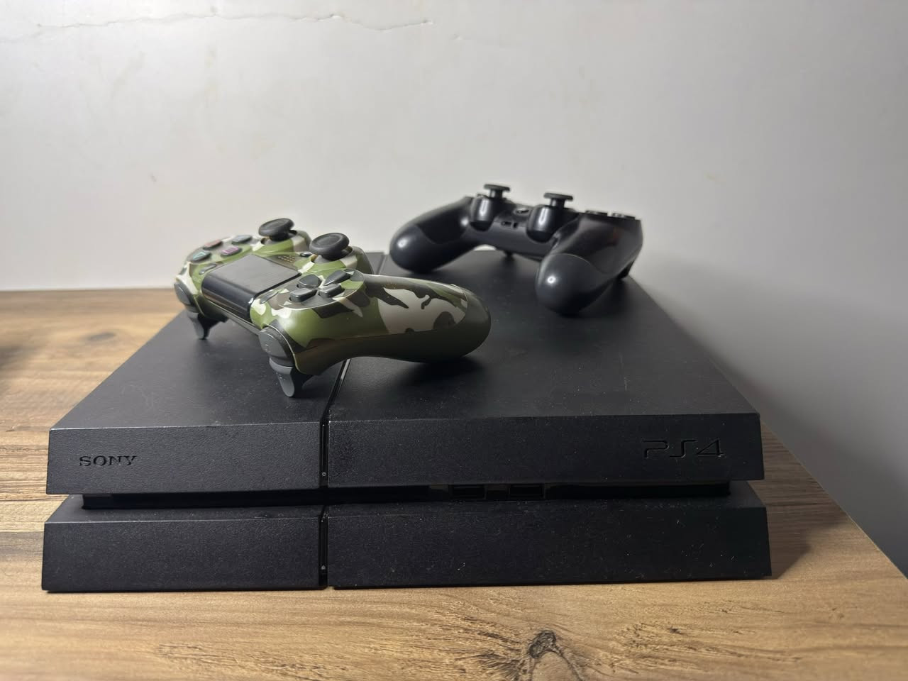 السلام عليكم بلي فور فات مهكر نضام 10.71 تهكيرة مستقرة برنامج ذاكرة 500 كيكا يحتوي على 8 لعبات قويه ودبل جوستك اصلي فقط العسكريه تحتاج صيانه للبطاريه متشحن يعني تشتغل ع الواير نضافه100‎%‎ مامفتوح لوك ستيكر اوربي  ضمان تفحص وين ميعجبك.
السعر 235 الف بي مجال رقمي *********** مكاني كركوك والتوصيل موجود واني خادم للطيبين.
