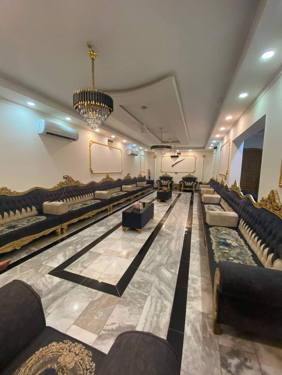 ​🏠 بيت ملك صرف للبيع – بمواصفات VIP وأثاث كامل 🏠
الموقع المميز:

📍 الأنبار - الفلوجة / التأميم الثانية

📍 الشارع: شارع دهام المهنى (على شارع بعرض 12 متر نافذ على شوارع 40 و 60 متر).

📍 الخدمات: كامل الخدمات (ماء، مجاري، كهرباء). الشارع ضمن المقاطعة الثانية المشمولة بالتبليط (بعد إكمال المقاطعة الأولى).

​📐 المساحة والتصميم الداخلي

​المساحة الإجمالية: 450 متر مربع.

​عدد الغرف: 6 غرف نوم كلها نظام ماستر (2 في الطابق الأرضي + 4 في الطابق العلوي).

​الملحقات الخارجية: مضيف فخم + استقبال تابع للمضيف + مجمع صحيات خارجي يخدم الكراج والمضيف.

​الحديقة والكراج: حديقة واسعة تحتوي على جلسة عربية مميزة + كراج سيارات كبير يتسع لـ 3 سيارات كبيرة.

​✨ التشطيبات والديكور (درجة أولى)

​الأرضيات: مرمر فاخر للبيت من الداخل، والكراج مغطى بالكاشي عالي الجودة.

​الأسقف: نقوش وديكورات حديثة (جبس بورد) مع ثريات فخمة راكبة بالكامل.

​🛋️ الأثاث والمحتويات (البيع يشمل الأثاث بالكامل)

​البيت يباع مع أثاثه بالكامل وجاهز للسكن فوراً، ويضم:

​أجهزة التبريد (السبالت والمكيفات) لجميع الغرف والصالات.

​ديوان فخم للمضيف.

​تخم قنفات الصالة.

​الكاونترات الجاهزة.

​بقية أثاث البيت المتكامل.

​📞 للاستفسار والتواصل

​للمزيد من المعلومات أو لتنسيق موعد للمعاينة، يرجى الاتصال على الرقم:

📱 ***********
